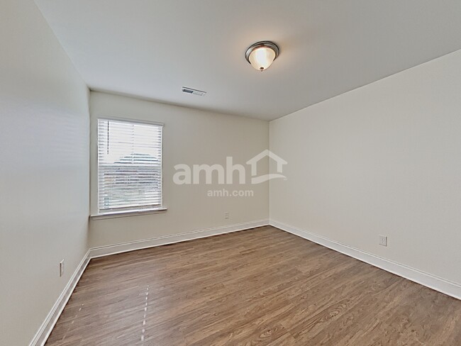 Building Photo - 303 Elmhurst Dr