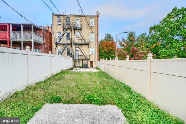 Building Photo - 2200 Brookfield Ave