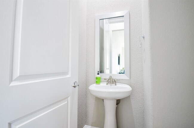 Building Photo - 1223 W 19th St