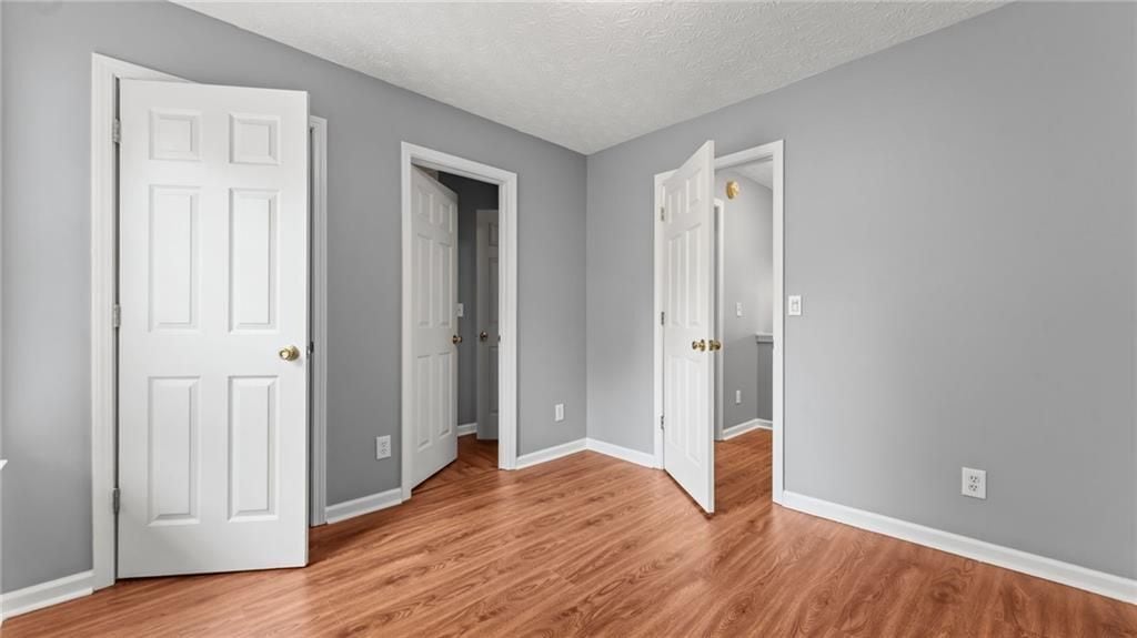 Building Photo - 450 Manor Glen Dr