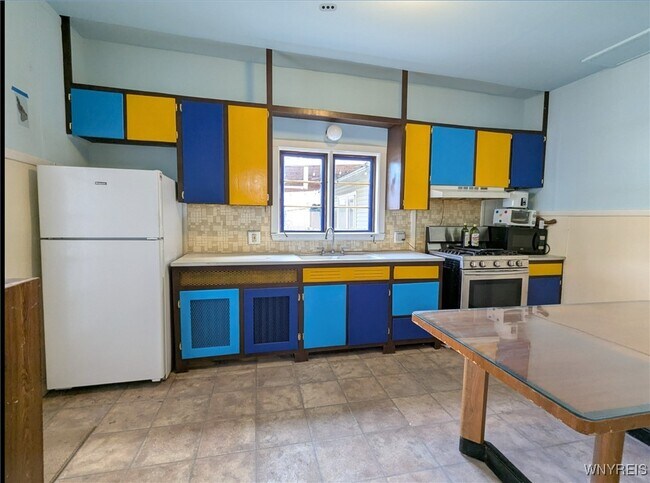 Building Photo - 107 Hawley St