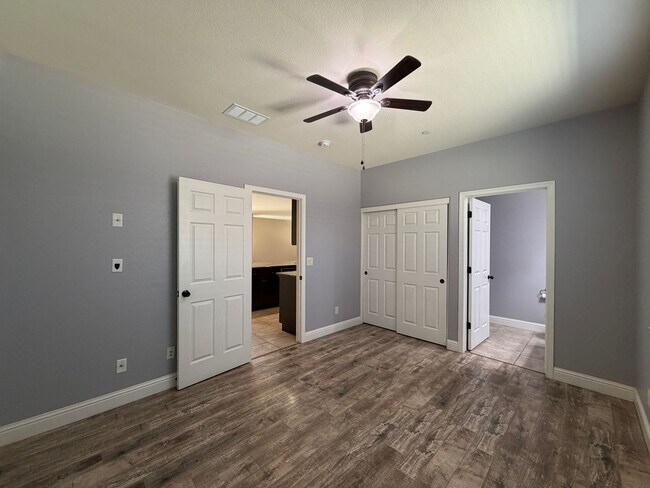 Building Photo - 5867 E Laurite Ave