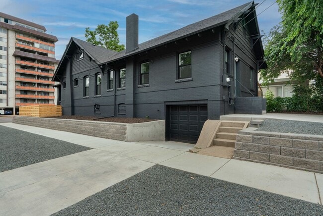 Building Photo - 5 bed 2 bath renovated home