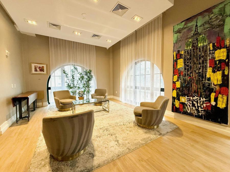 Building Photo - Broad Street