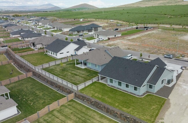 Building Photo - Generational suite w/separate entrance!