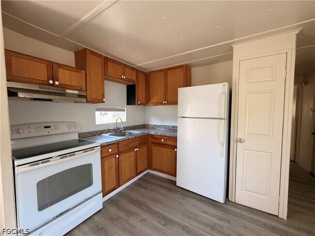 Building Photo - 7869 Suncoast Dr