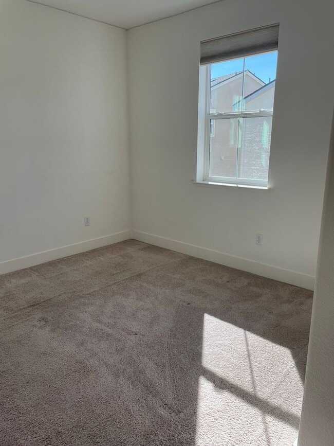 Building Photo - Spacious 3 Bedroom Home in Quiet Neighborhood - Solar Included!