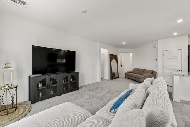 Building Photo - Spacious 3-Bed, 2-Bath Home with 2-Car Gar...