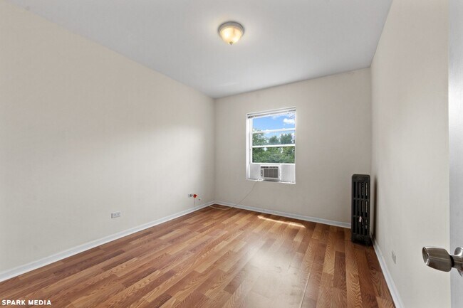 Building Photo - 3606 W Dickens Ave
