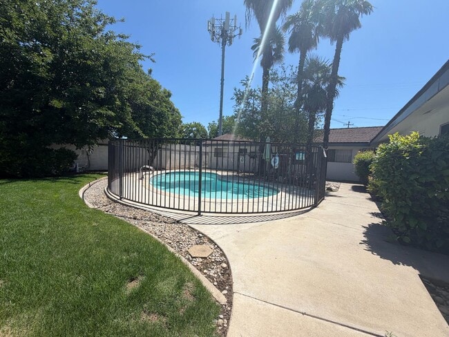 Building Photo - 1538 E Austin Way