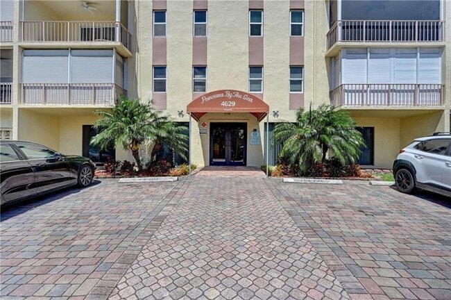 Building Photo - 4629 Poinciana St