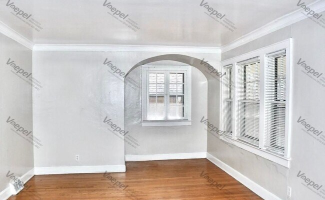 Building Photo - Charming 4-Bed Home with Fireplace & Hardw...