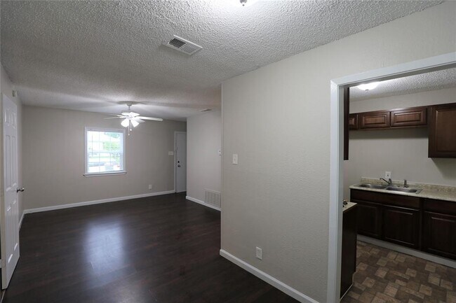Building Photo - 8418 Grovecrest Dr