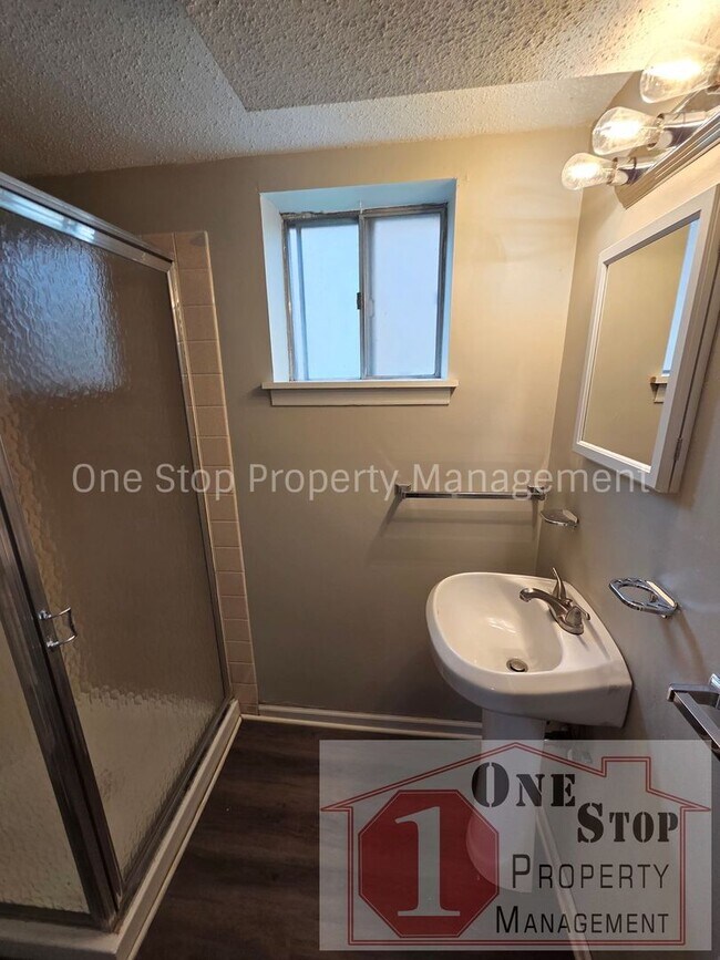 Building Photo - Updated 4 Bedroom, 2 Bathroom Duplex in Overland Park, Kansas