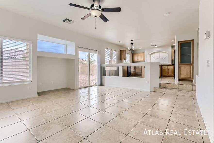 Building Photo - 10884 Royal Highlands St