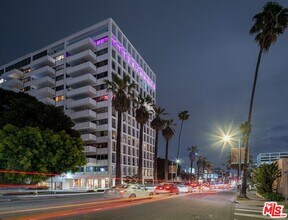 Building Photo - 7135 Hollywood Blvd