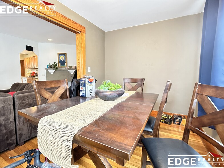 Building Photo - 27 S Crescent Circuit