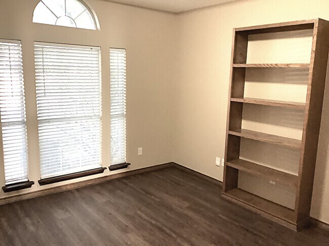 Building Photo - 107 Monticello Dr