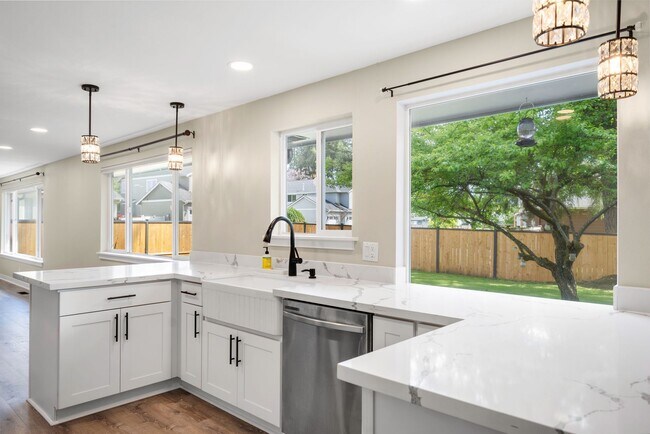 Building Photo - Beautifully updated 3 bed 3 bath Steilacoo...