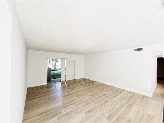 Building Photo - 709 Gardens Dr