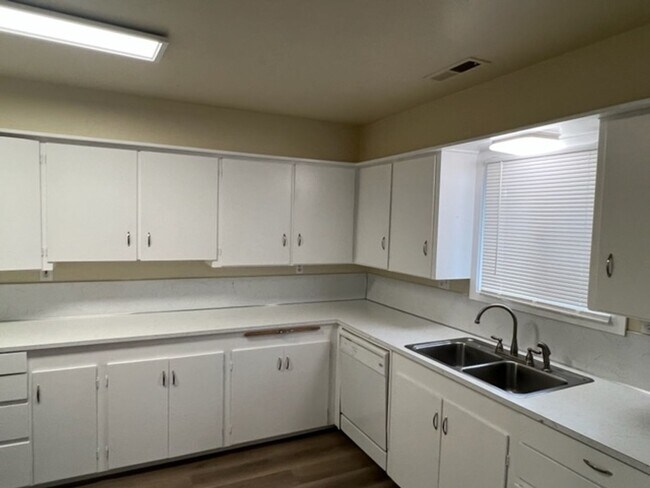 Building Photo - Single Level Home w/ Open Floor Plan