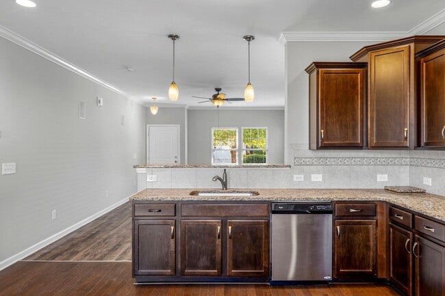 Building Photo - Newer Home, Granite Counter-Tops, Wood Laminate Flooring, SS Appliances, Garage, Fenced, Must See!