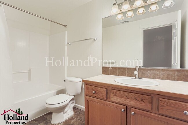 Building Photo - Charming Two-Level Home in Great Hillsboro Location!