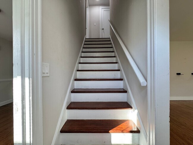 Building Photo - Cape Cod Single Family | Just a Block from the Beach!