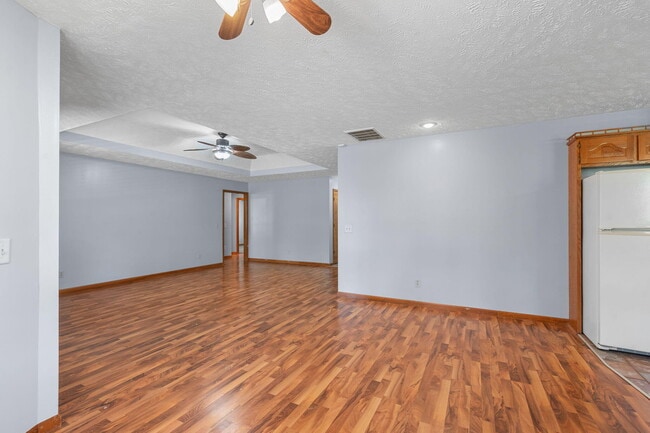 Building Photo - 303 S Suburban Ave