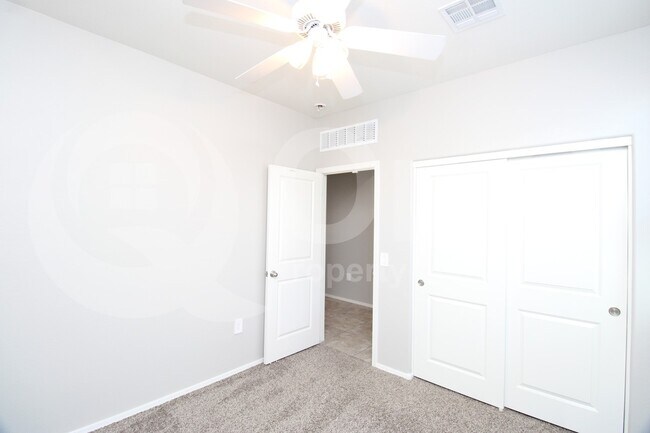 Building Photo - 4644 W Nutmeg Ave