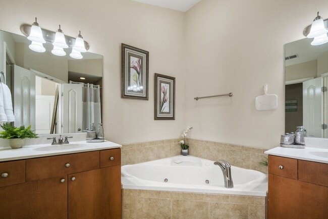 Building Photo - Woodbury Falls Luxury Townhome