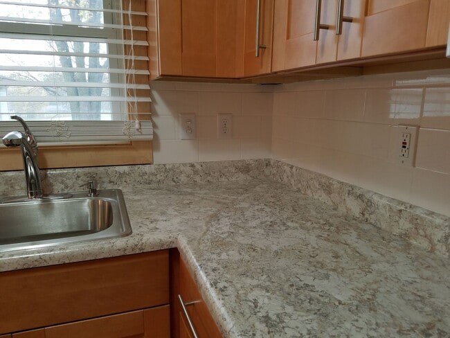 Building Photo - 4 Bedroom house in great CF Location