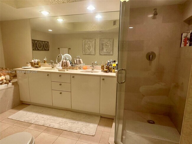 Building Photo - 16500 Collins Ave