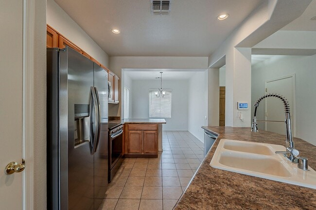 Building Photo - 3 Bed 2 Bath - New Kitchen Appliances\Carp...