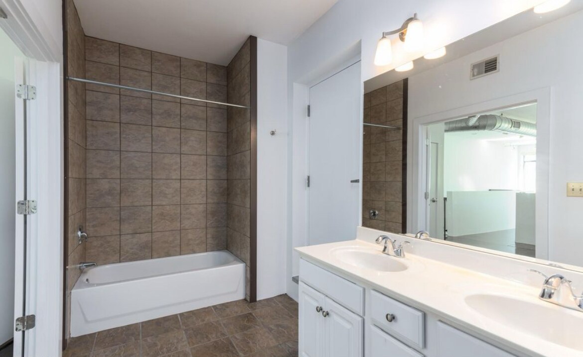 bathtub in second floor bathroom - 400 E Main St