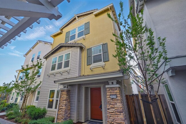 Primary Photo - Modern, Bay View, 2 year old, 3 Bedroom, 3...
