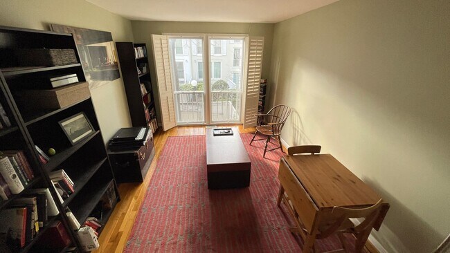 Building Photo - Spacious in SW