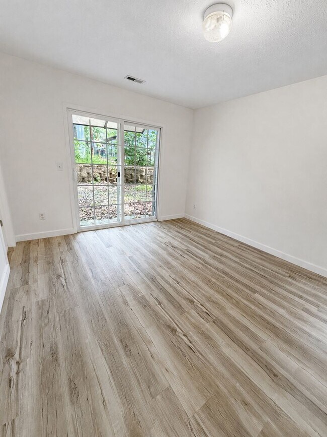 Building Photo - 4031 White Oak Rd