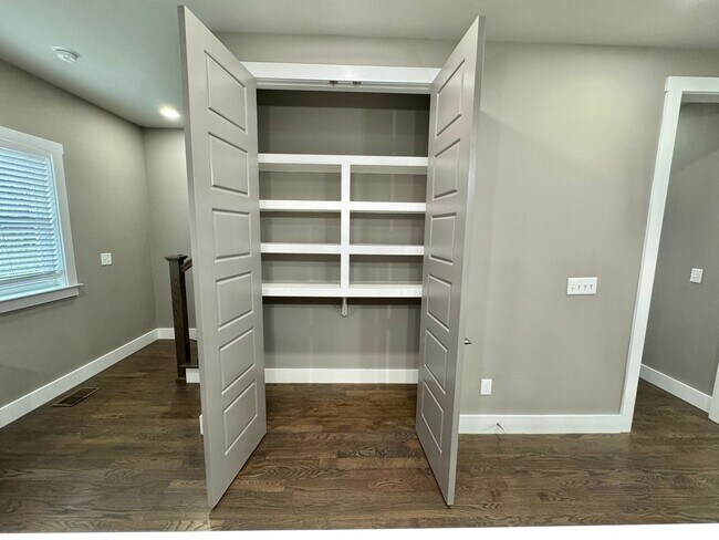 Building Photo - 3 Bed, 3.5 Bath Home w/ 2 Car Garage and Lake Views