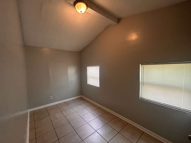 Building Photo - Charming Tampa Home in Quiet Neighborhood ...