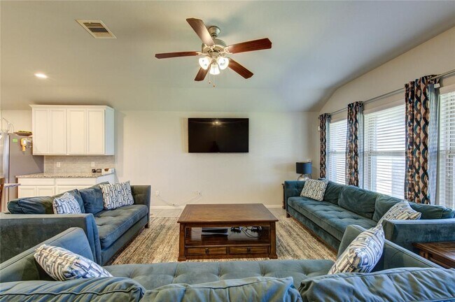Building Photo - 9011 Hemlock Dr