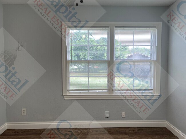 Building Photo - Charming 3 Bedroom