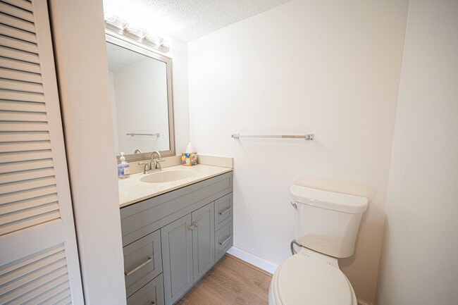 Building Photo - Beautifully Updated 2-Bedroom Condo in Fiv...