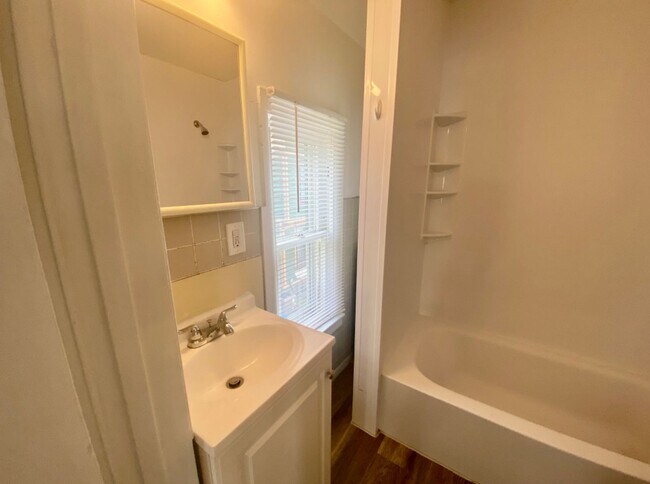 Building Photo - 2 Bed, 1 Bath Upstairs Unit in Heritage Hill – Private Entry & Prime Location