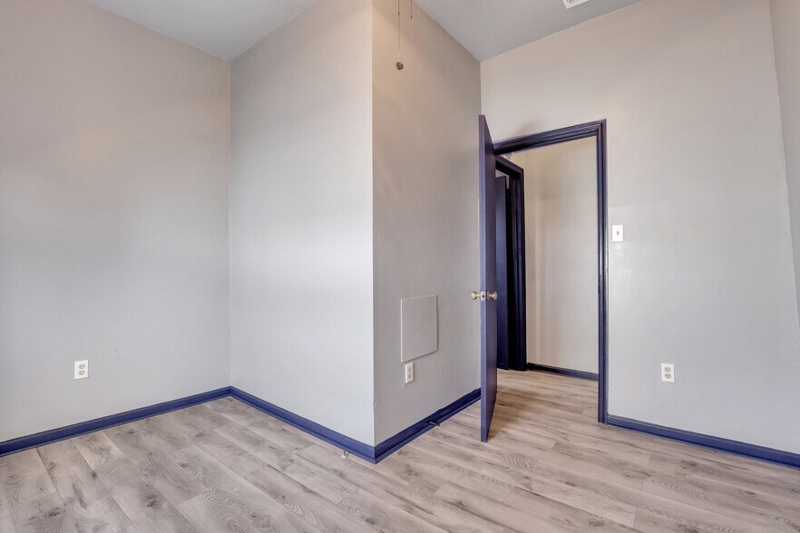 Building Photo - 1008 W 52nd St