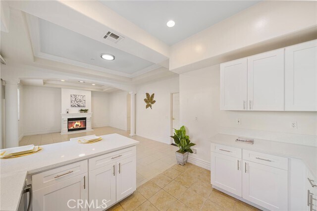 Building Photo - 527 S 5th Ave