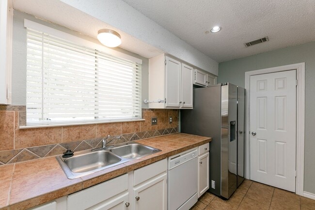 Building Photo - Marvelous in Milwood!