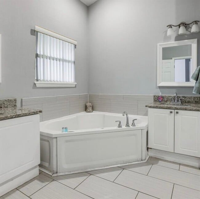 Building Photo - 2704 Club Cortile Cir