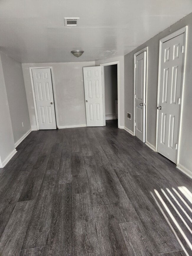 Building Photo - Spacious 3 Story Townhome
