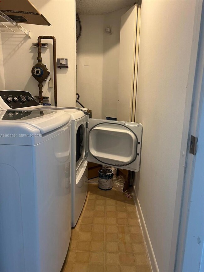 Building Photo - 8821 Wiles Rd